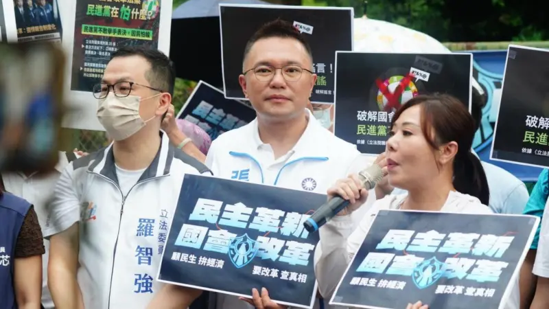 ▲國民黨台北市議員張斯綱（中）說，若綠委王世堅參選，對蔣萬安的威脅度是最高的。（圖／張斯綱臉書）