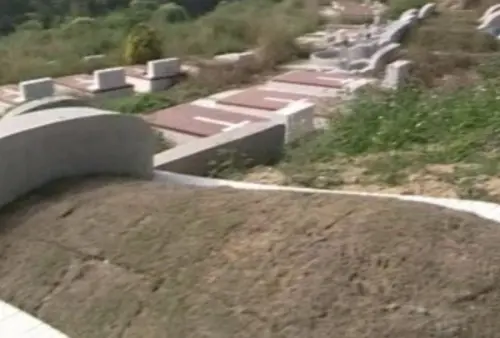 ▲母子墳頭上寸草不生，鄰居認為這是母子冤氣未消的證明。（資料照／翻攝自網路）