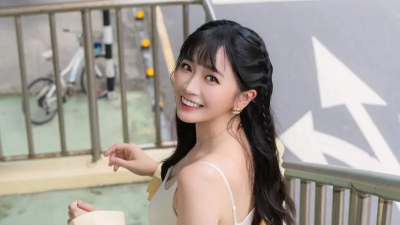 ▲網紅蕾菈昨（21）日深夜無預警宣布退團「反骨男孩」，隨著人員不斷更迭，不少粉絲紛紛敲碗詢問：「語謙去哪了！」有資深網友回應：「艾瑞絲說過語謙比她更早離開。」而語謙的近況也曝光。（圖／翻攝自陳語謙IG@cyc.85）