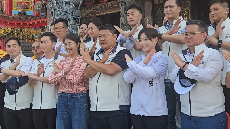 ▲南投縣長許淑華（左三）、新竹市長高虹安（右二）在南投三玄宮合體力挺國民黨立委游顥。（圖／記者劉松霖攝）