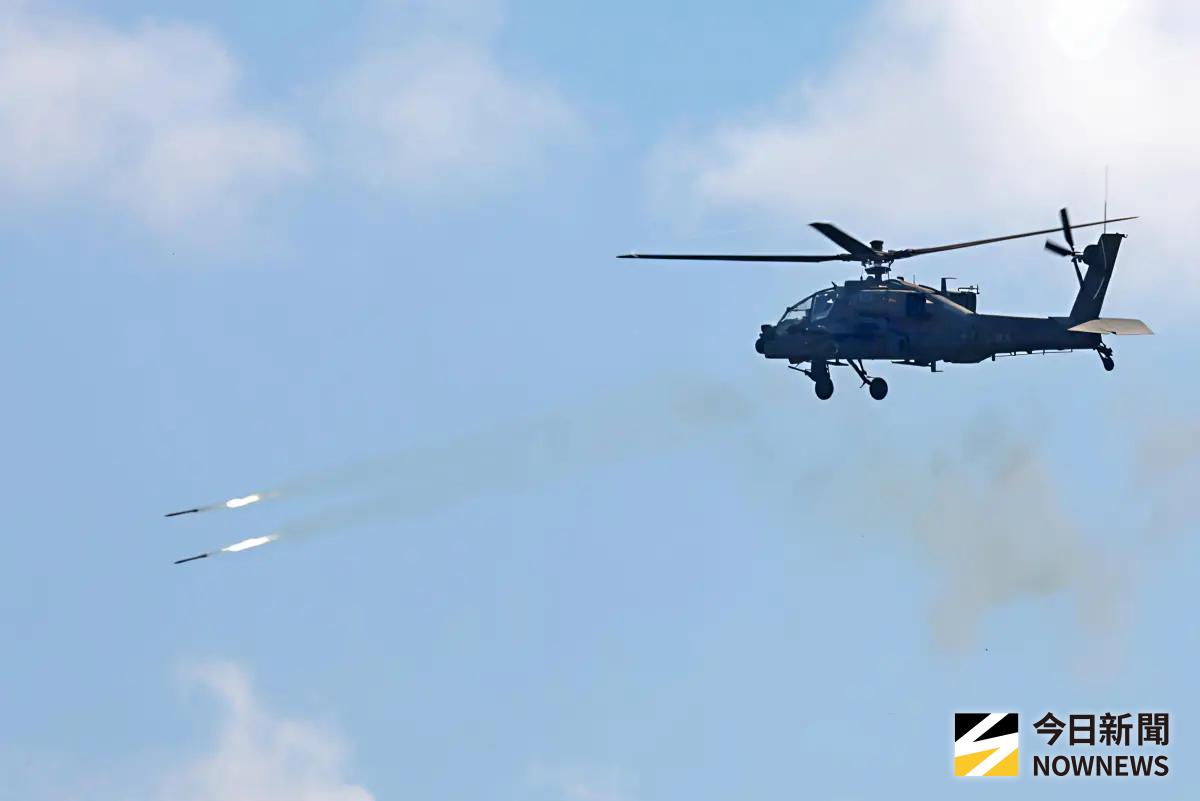 ▲AH-64E阿帕契攻擊直升機發射2.75吋海神火箭，全數精準命中目標。（圖／記者莊全成攝，2025.08.22）