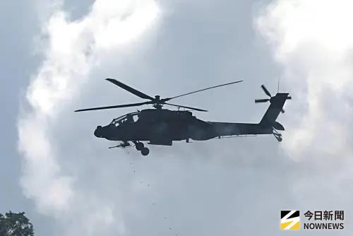 ▲AH-64E阿帕契攻擊直升機以30機砲對地目標區射擊精準命中。（圖／記者莊全成攝，2025.08.22）