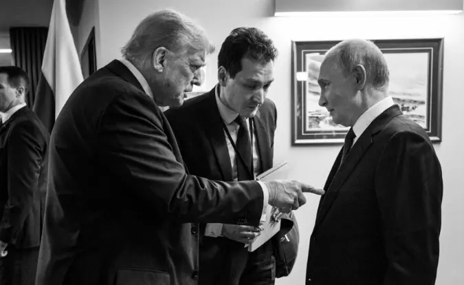 ▲美國總統川普在社群發文，貼出手戳俄羅斯總統蒲亭胸口的照片。（圖／翻攝自川普Truth Social）