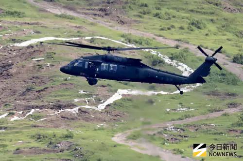 ▲陸航601旅UH-60M黑鷹直升機，M240機槍進行日夜間射擊。（圖／記者莊全成攝，2025.08.22）