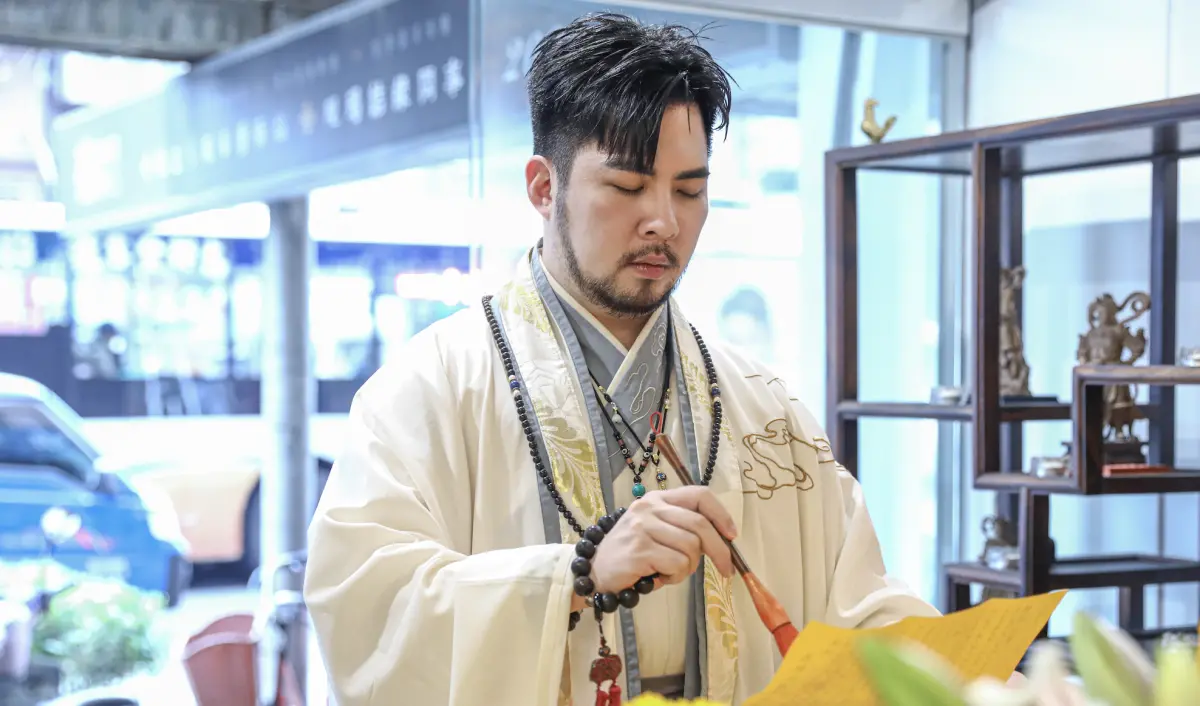 ▲農曆7月即將到來！阿谷老師提醒，今晚11點鬼門開，建議帶5種庇佑品護身。（圖／秦芸殿提供）