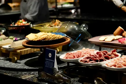 ▲此區也有西班牙進口ALJOMAR伊比利豬熟成火腿，以及松露肝醬和獨特的龍眼乾肝醬。（圖／記者葉盛耀攝）