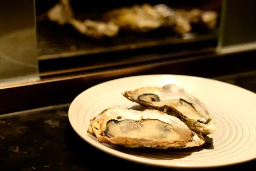 ▲烤過的生蠔，吃起來甜味更明顯。（圖／記者葉盛耀攝）
