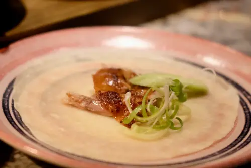 ▲島語的片皮鴨本就是人氣菜色，高雄店更特別推出把餅皮烙過，吃起來更多了分香氣。（圖／記者葉盛耀攝）