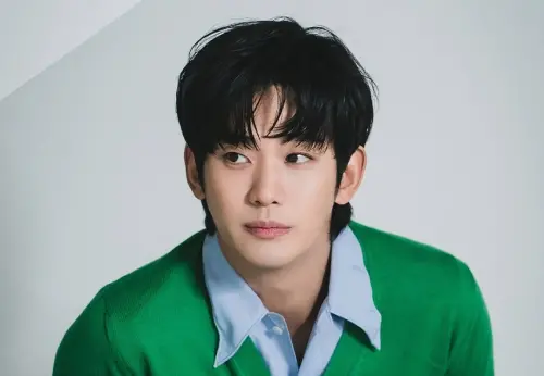 ▲金秀賢（如圖）原本是韓國人氣演員，卻因為跟尚未成年的金賽綸交往，進而引發一連串醜聞，重創形象、慘被廠商切割，遭索賠上百億。（圖／IG@goldmedalist_official）