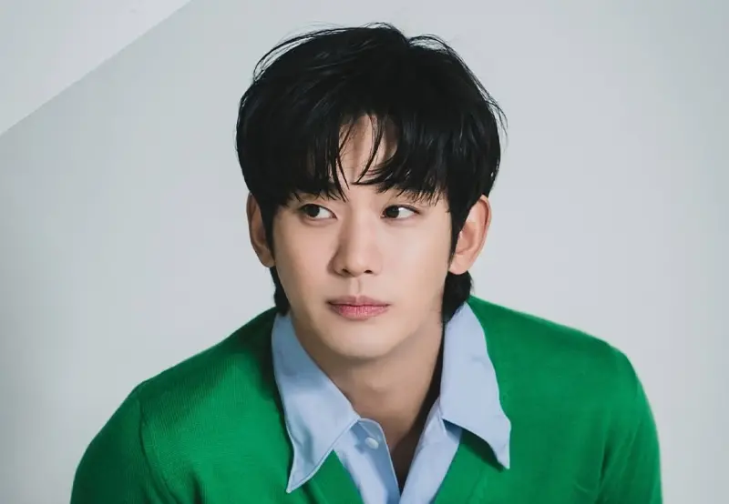 ▲金秀賢（如圖）被指控當兵時寫情書給金賽綸，他的律師公布了他當兵時寄給金賽綸的手寫信，分析內容強調兩人那時不是戀人關係。（圖／IG@goldmedalist_official）