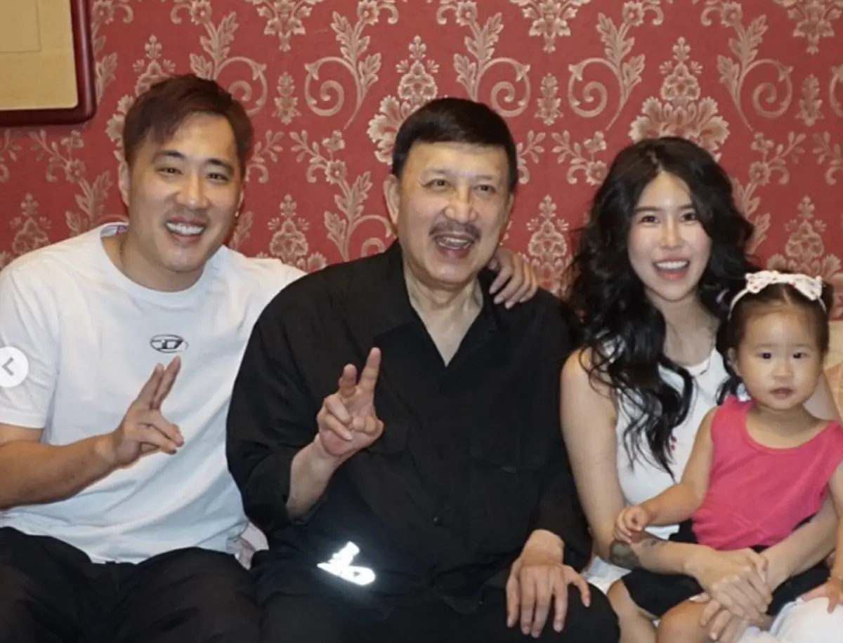 ▲余祥銓（左1）41歲了，過去曾是惹事星二代，讓爸爸余天（左2）很頭痛，不過成家之後，他現在是愛家好男人。（圖／翻攝自余祥銓IG＠kob_kenyu）