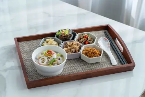 ▲雙人入住「閱旅客房」平日每晚含稅3,300元起，每人每晚1550元起，再贈早午餐、粥品宵夜與飲品小點免費。（圖／易遊網提供）