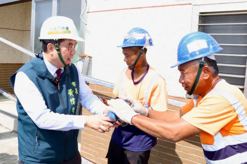 關心風災屋頂修繕進度　黃偉哲陪北門受災戶走災後復建路
