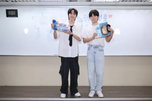 ▲黃氏兄弟擔任紅心字會公益大使，今（22）出席活動，號召粉絲響應幫助弱勢兒童，會後也針對最近的《鬼滅》盜版影片風波說明。左為瑋瑋，右為哲哲。（圖／記者嚴俊強攝影）