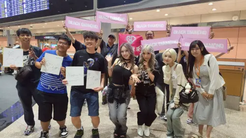 ▲粉絲接機BLACK DIAMOND，成員開心與大家合影留念。（圖／無限暢通娛樂）