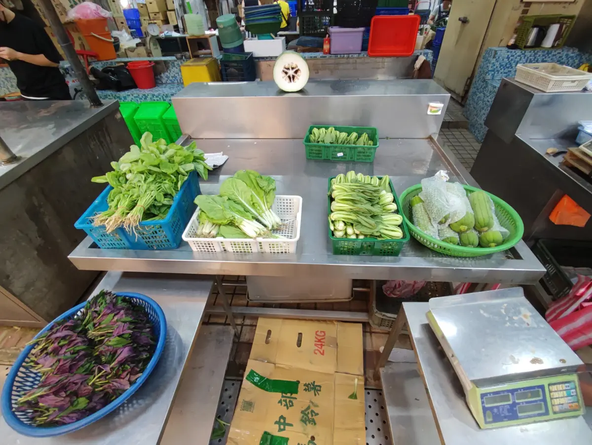 ▲菜販廖炯程分享，這周末「小白菜、鵝白菜、空心菜、青江菜、芥藍菜和莧菜」等6類葉菜類蔬菜，有機會降到3把50元。（圖／廖炯程Threads）