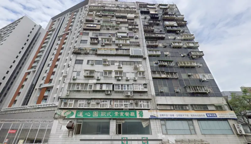 ▲「台北市第一凶宅」錦新大樓外觀。（圖／翻攝Google街景圖）