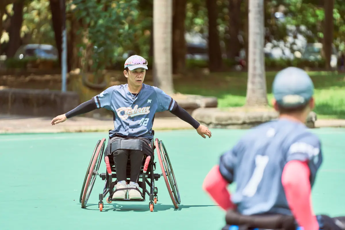 ▲選手范弘逸在烈日下高速推進輪椅，挑戰極限也挑戰自我。（圖／翻攝畫面）
