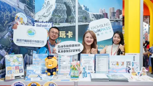 ▲局長高閔琳與高雄好玩卡、高雄輪船公司團購，推銷高雄遊程產品。（圖／高市府觀光局提供）