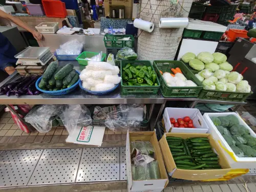 ▲花果瓜類因為成長週期更長些，價格仍在中上區，小黃瓜、絲瓜、蒲瓜價格落在50~60元間，漂亮的苦瓜跟菜豆都要100元。（圖／廖炯程Threads）