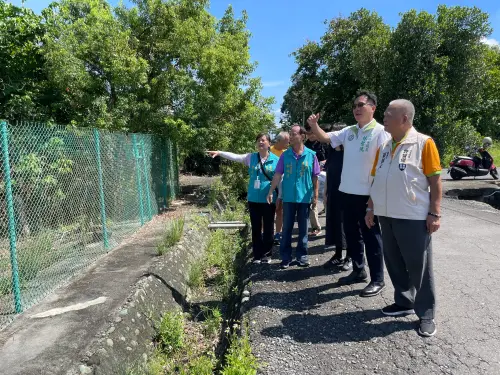 ▲鳳山八德滯洪池會勘，包括高雄市議員林智鴻、水利局長蔡長展、農業部農業試驗所鳳山分所秘書室主任陳秋容等各單位代表共同與會討論。（圖／市議員林智鴻辦公室提供）