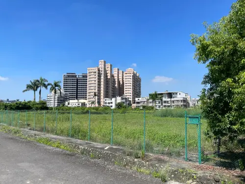 ▲水利局今(22)日也時表示，規畫利用鳳山熱帶園藝試驗分所的土地開闢「八德滯洪池公園」，預計2026年11月完工。（圖／市議員林智鴻辦公室提供）