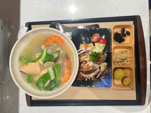 台中海洋館提到,餐點實品用料其實很澎湃,圖為海鮮拉麵套餐。(圖/台中海洋館提供) ▲台中海洋館提到,餐點實品用料其實很澎湃,圖為海鮮拉麵套餐。(圖/台中海洋館提供)