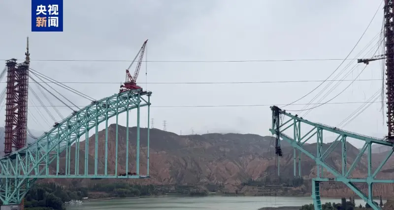 ▲中國青海「黃河特大橋」今（22）日發生繩索斷裂的工安意外，當時有16位工作人員在大橋上施工，事故造成10死4失蹤，另有兩人已在橋架上被發現，但生死不明。（圖／翻攝自央視）