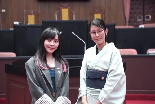 ▲日本社運人士平野雨龍（右）21日和民進黨立委黃捷（左）在立法院議場中合影。（圖／翻攝黃捷臉書）