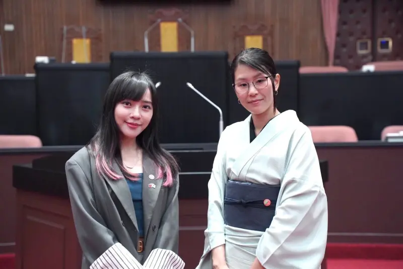    ▲日本社運人士平野雨龍（右）21日和民進黨立委黃捷（左）在立法院議場中合影。（圖／翻攝黃捷臉書）  