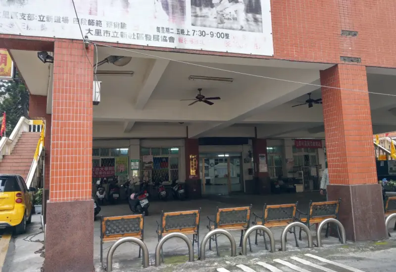 ▲22日台中市大里區清潔隊一名54歲李姓隊員，搬公投票票匭鐵箱不小心受傷。（圖／翻攝大里區公所）