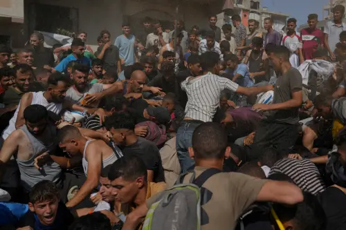 ▲加薩民眾爭搶糧食物資。（圖／美聯社／達志影像）