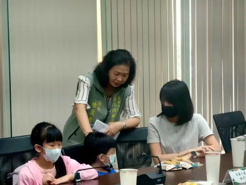 ▲陳盈秀特別關心幾位到場孩童的學校生活及狀況，更提醒孩童不要接受來路不明的食物。（圖／高市府毒防局提供）