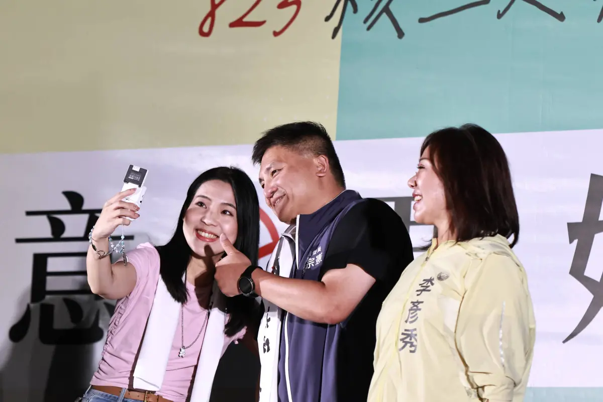 ▲國民黨徐巧芯、吳宗憲、李彥秀等人今到民眾黨公投之夜晚會，呼籲支持核三延役。（圖／吳翊緁攝，2025.08.22）