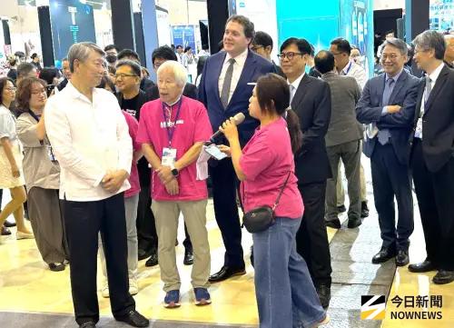 ▲經濟部長郭智輝(左)在會場與業者互動熱絡。(圖／記者黃守作攝，2025.08.22)