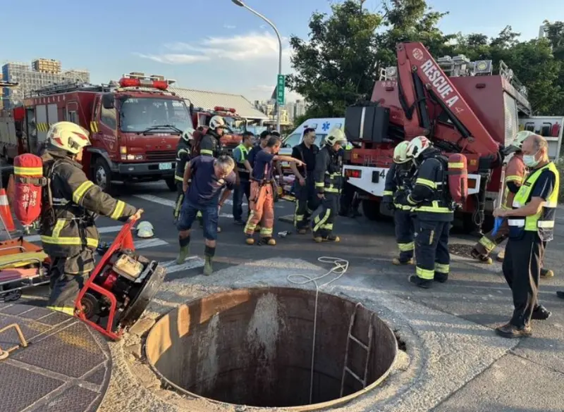 ▲事發於22日，新北市鶯歌區龍一路與鳳三路口正在進行下水道污水工程時，一名30歲外籍工人疑似因吸入沼氣，在下水道內昏迷倒地，消防人員隨即趕抵現場展開救援。(圖／翻攝畫面)