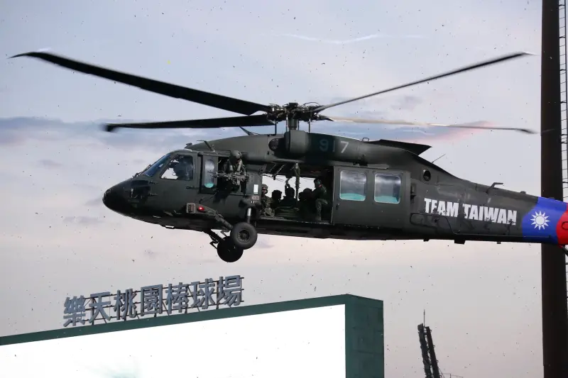 ▲樂天「阿迷趴」，黑鷹直升機搭載特戰官兵繩降桃園球場。（圖／陸軍司令部提供）