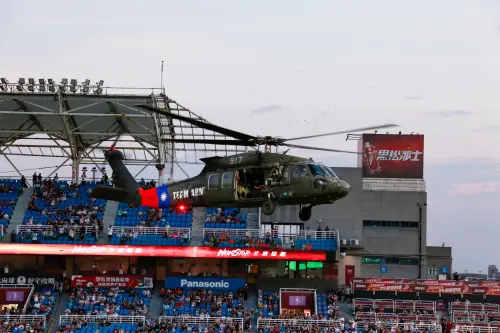 ▲中職樂天「阿迷趴」，黑鷹直升機搭載特戰官兵繩降桃園球場。（圖／陸軍司令部提供）