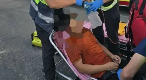 ▲事發於22日，新北市鶯歌區龍一路與鳳三路口正在進行下水道污水工程時，一名30歲外籍工人疑似因吸入沼氣，在下水道內昏迷倒地，消防人員隨即趕抵現場展開救援。(圖／翻攝畫面)