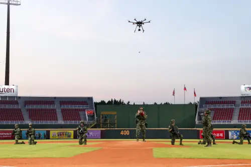 ▲中職樂天「阿迷趴」，結合無人機空投給球實施開球。（圖／陸軍司令部提供）