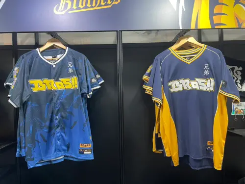 ▲中信兄弟與《排球少年》劇中烏野高校配色、設計的2款聯名球衣，將於明天上午11點開賣。（圖／記者林子翔攝）