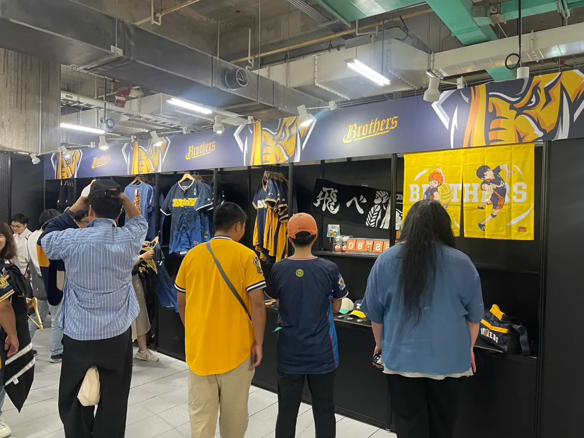 ▲中信兄弟與《排球少年》劇中烏野高校配色、設計的聯名球衣，將在明天上午11點於大巨蛋實體店鋪開賣，今先展示給球迷試穿。（圖／記者林子翔攝）