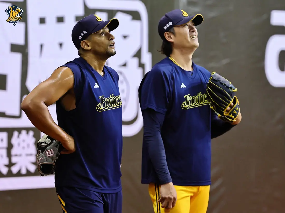 ▲中信兄弟投手教練王建民（右）賽前談到831洋將布局，直言黃博多、柯威士與韋禮加都有各自問題待解。（圖／中信兄弟提供）