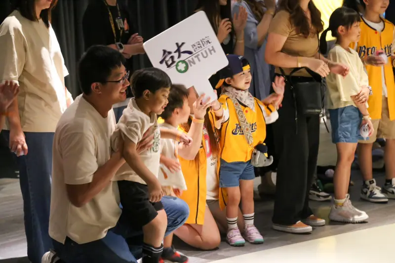 ▲中信兄弟本周末在大巨蛋與台鋼雄鷹舉行系列賽，週五賽事邀請台大病童、家屬與醫療團隊到場觀賽，透過熱血棒球比賽給予他們鼓勵。（圖／中信兄弟提供）