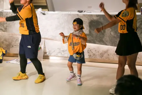 ▲中信兄弟邀請台大病童賽前練習中信兄弟球員應援曲，讓孩子們笑得不亦樂乎。（圖／中信兄弟提供）