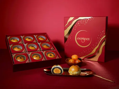 ▲台中長榮桂冠酒店推出三款月餅禮盒，其中蛋黃酥，銷售逾150萬顆，中秋送禮最對味。（圖／業者提供）