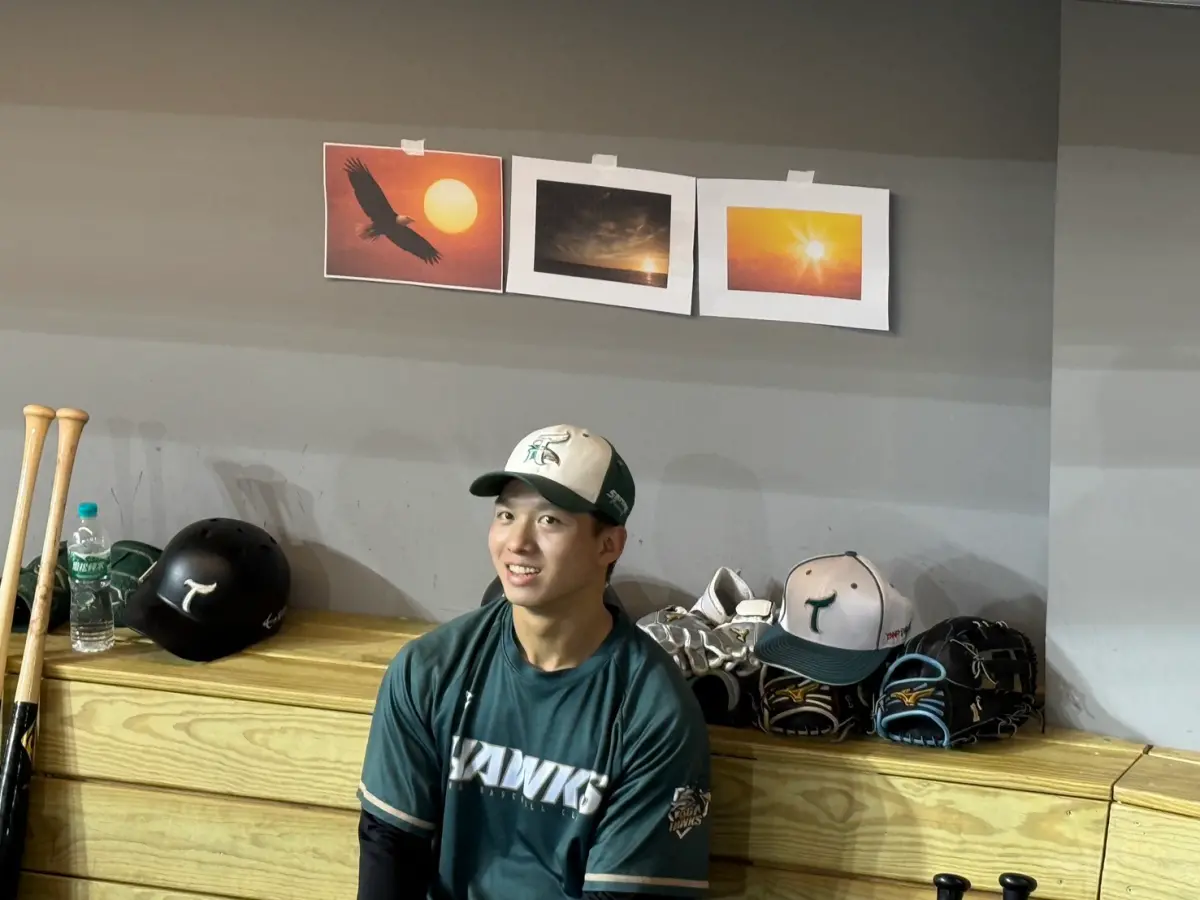 ▲台鋼雄鷹球團為了拐氣想出「奇招」，在板凳區貼上「太陽高照」的圖片，模擬熟悉的南部炎熱氣候，主力打者曾子祐也笑說，「希望曬曬太陽找感覺。」（圖／記者林子翔攝）