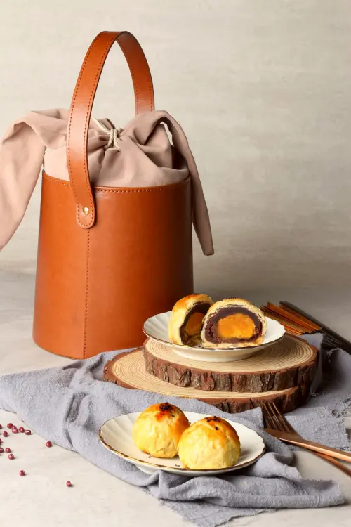 ▲星享道酒店「琥珀月華」中秋禮盒，以嚴選職人手作蛋黃酥結合皮製長耳提籃，兼具美味與質感。（圖／業者提供）