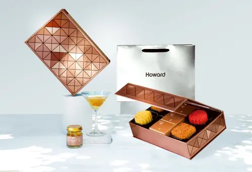 ▲台中福華「躍光」中秋禮盒，以「30躍。美麗」為主題，耀眼的玫瑰金色搭配科技銀系提袋，時尚又有質感。（圖／業者提供）