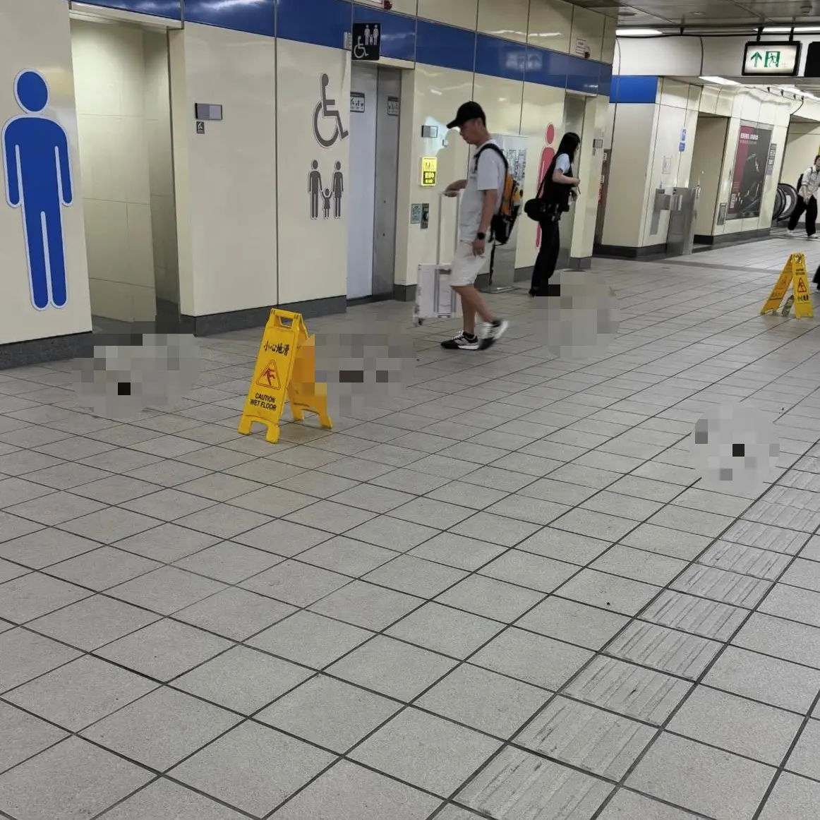 ▲ 22日有民眾目擊台北捷運善導寺站遍地「黃金」場面，引發熱烈討論。（圖／翻攝Threads xu_02_03）